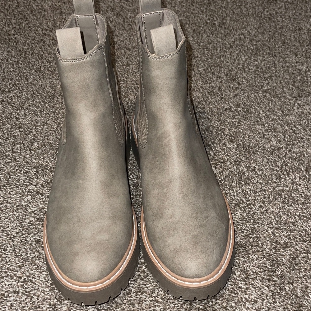 Tan Dolce Vita boots size 8